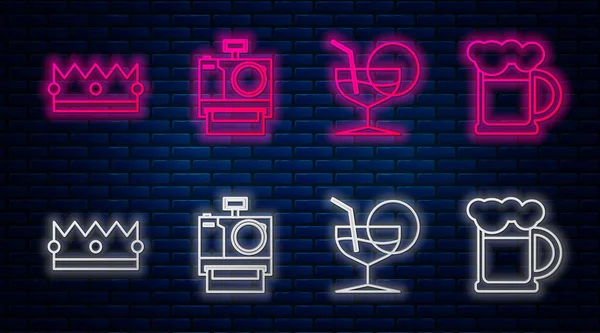 Set-Line-Fotokamera, Martiniglas, Krone und hölzerner Bierkrug. Leuchtende Neon-Ikone an der Ziegelwand. Vektor — Stockvektor