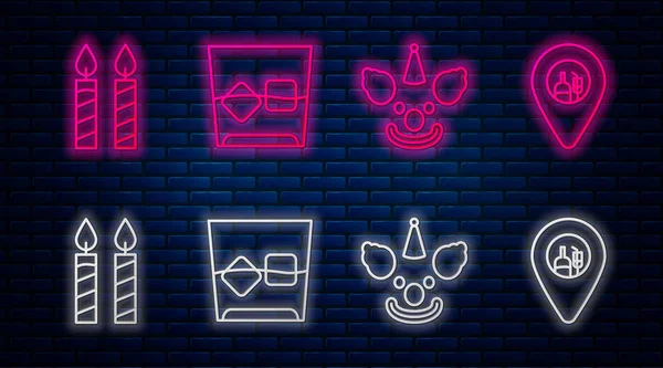 Set baris Gelas wiski dan es batu, Kepala badut, Ulang Tahun kue lilin dan Alkohol atau lokasi bar bir. Glowing ikon neon di dinding bata. Vektor Stok Vektor