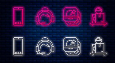 Hat Desteği operatörü iletişimde, pizza mukavva kutuda, cep telefonu uygulama dağıtım takibi ve skalayı karton kutuyla ayarla. Tuğla duvarda parlayan neon simgesi. Vektör