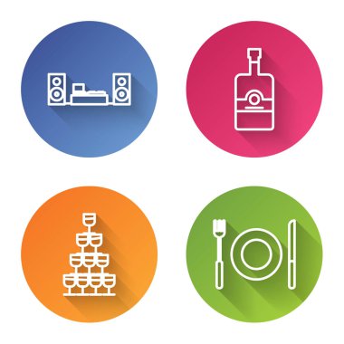 İki hoparlörlü ev teybi, viski şişesi, piramit kulesine istiflenmiş şarap bardakları ve çatal ve bıçak. Renkli daire düğmesi. Vektör