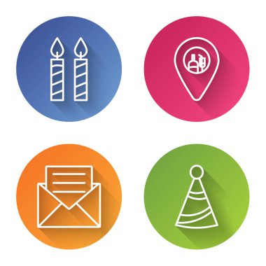 Sıra halinde doğum günü pastası mumları, alkol veya bira barı konumu davetiye kartı ve parti şapkası olan zarf. Renkli daire düğmesi. Vektör