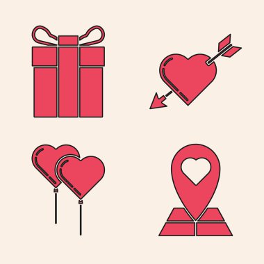 Kalpli harita işaretleyicisini, hediye kutusunu, kalbi ve oku olan Amour sembolünü ve kurdele ikonlu kalp şeklinde balonları ayarlayın. Vektör