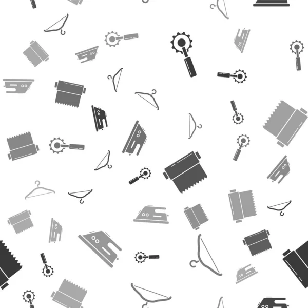 Set Snijgereedschap, hanggarderobe, textielrol en elektrisch strijkijzer op naadloos patroon. Vector — Stockvector