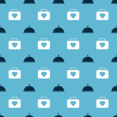 Bir tepsi yiyecek ve çantayla kaplanmış. Kalple seyahat için kusursuz bir şablon. Vektör