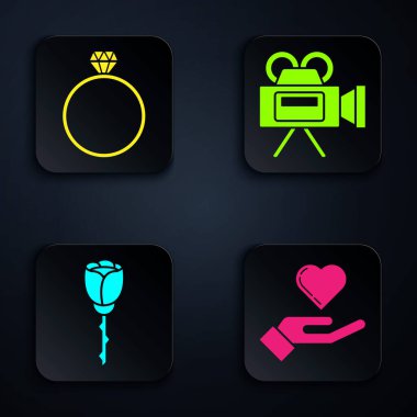 Set Heart, Diamond nişan yüzüğü, Çiçek Gülü ve Sinema Kamerası. Siyah kare düğme. Vektör