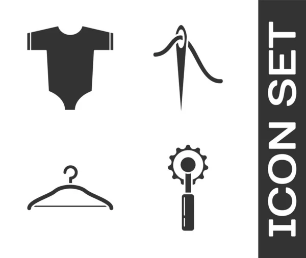 Set herramienta de corte, ropa de bebé, guardarropa y aguja para coser con el icono de hilo. Vector — Vector de stock