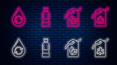 Bir şişe su, yaprak sembollü etiket temiz su ve geri dönüşüm sembollü etiketi ayarla. Tuğla duvarda parlayan neon simgesi. Vektör