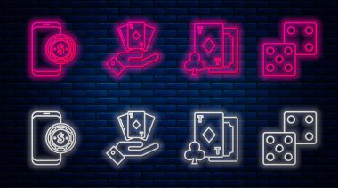 Satır çizgisi, oyun kartları, elmaslarla kağıt oynamak, Online poker masası oyunu ve oyun zarları. Tuğla duvarda parlayan neon simgesi. Vektör