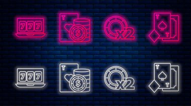 Çizgiyi çip ve oyun kartları, kumarhane fişleri, Online kumar makinesi şanslı yedili piyango ve maça ile kağıt oynamak. Tuğla duvarda parlayan neon simgesi. Vektör