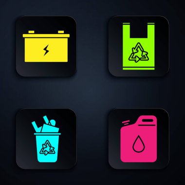 Benzin, araba aküsü, geri dönüşüm sembollü geri dönüşüm kutusu ve geri dönüşümlü plastik torba ayarlayın. Siyah kare düğme. Vektör