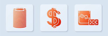 Dolar sembolü, kumarhane fişleri ve oyun zarları ve buzlu bir bardak viski. Beyaz kare düğme. Vektör