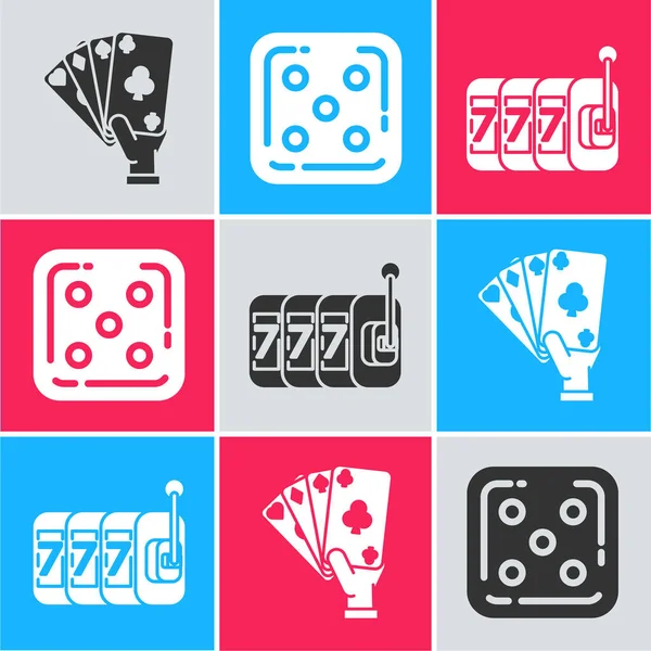 设置手握扑克牌 游戏骰子和切纸机与幸运七位中奖图标 — 图库矢量图片