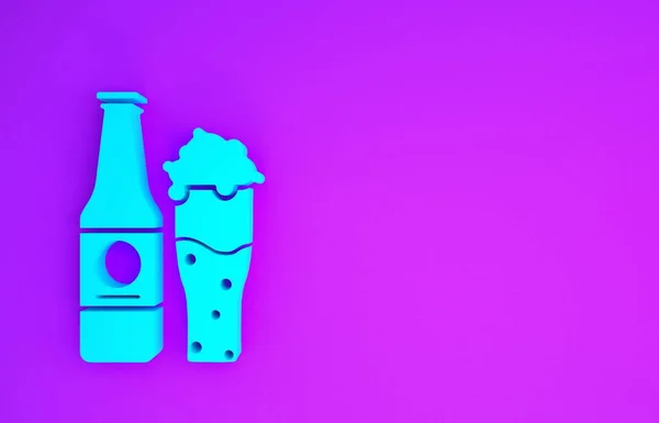 紫色の背景にブルービールボトルとガラスのアイコンが隔離されています アルコール飲料のシンボル 最小限の概念 3Dイラスト3Dレンダリング — ストック写真