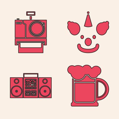 Tahta bira bardağı, fotoğraf makinesi, palyaço kafası ve iki hoparlör ikonuyla ev teybi ayarla. Vektör