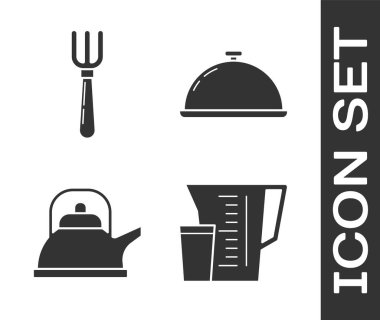 Ölçme kabını, çatalı, su ısıtıcısını kulplu ve tepsi dolusu yemek ikonuyla kaplayın. Vektör