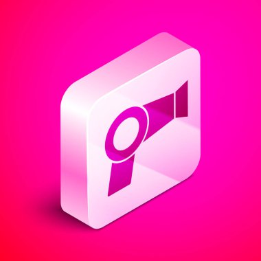 İzometrik Saç kurutma makinesi simgesi pembe arka plan üzerinde izole. Saç kurutma makinesi işareti. Saç kurutma sembolü. Sıcak hava üflüyor. Gümüş kare düğme. Vektör İllüstrasyonu