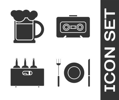 Tabak, çatal ve bıçak, tahta bira kupası, tahta bir kutuda şarap şişeleri ve Retro ses kaset ikonu. Vektör