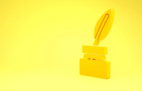 黄色羽毛和墨水瓶图标孤立在黄色背景上 最低纲领的概念 3D说明3D — 图库照片