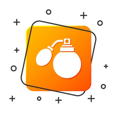 Beyaz arka planda izole edilmiş beyaz tıraş losyonu şişesi. Parfüm spreyi ikonu. Erkek parfüm şişesi. Turuncu kare düğme. Vektör İllüstrasyonu