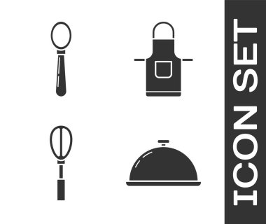 Bir tepsi yiyecek, kaşık, mutfak çırpısı ve mutfak önlüğü ile kaplanmış. Vektör