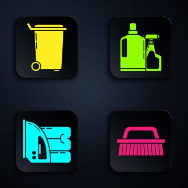 Temizlik için fırça, çöp tenekesi, elektrikli ütü ve havlu ve sıvı bulaşık deterjanı için plastik şişeleri hazırlayın. Siyah kare düğme. Vektör