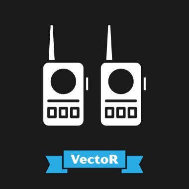 Beyaz telsiz konuşma simgesi siyah arkaplanda izole edildi. Taşınabilir radyo vericisi simgesi. Radyo alıcı-vericisi işareti. Vektör İllüstrasyonu