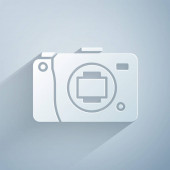 Řez papíru Ikona fotoaparátu bez zrcadla izolovaná na šedém pozadí. Ikona fotoaparátu. Papírový styl. Vektorová ilustrace
