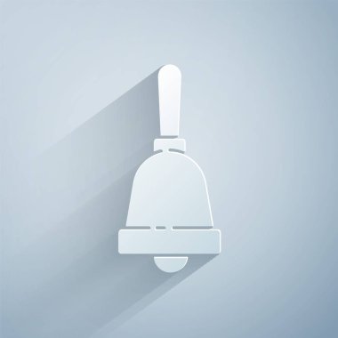 Kağıt kesiği Gri arkaplanda izole edilmiş zil simgesi. Alarm sembolü, servis zili, el zili işareti, uyarı sembolü. Kağıt sanatı tarzı. Vektör İllüstrasyonu