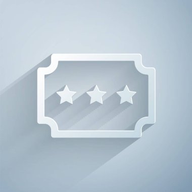 Kağıt kesimi Bilet simgesi gri arkaplanda izole edildi. Eğlence parkı. Kağıt sanatı tarzı. Vektör İllüstrasyonu