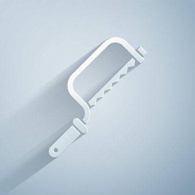 Kağıt kesiği Testeresi simgesi gri arkaplanda izole edildi. Tahta ve metal testeresi. Kağıt sanatı tarzı. Vektör İllüstrasyonu