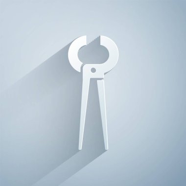 Kağıt kesiği kıskaç ve kerpeten simgesi gri arka planda izole edilmiş. Kıskaçlar endüstri mekanik tesisat aletini çalıştırır. Kağıt sanatı tarzı. Vektör İllüstrasyonu