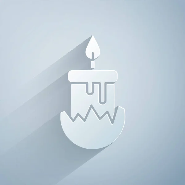 Paper cut Burning candle in candlestick icon isolated on grey background. Cylindrical candle stick with burning flame. Paper art style. Vector Illustration — 스톡 벡터
