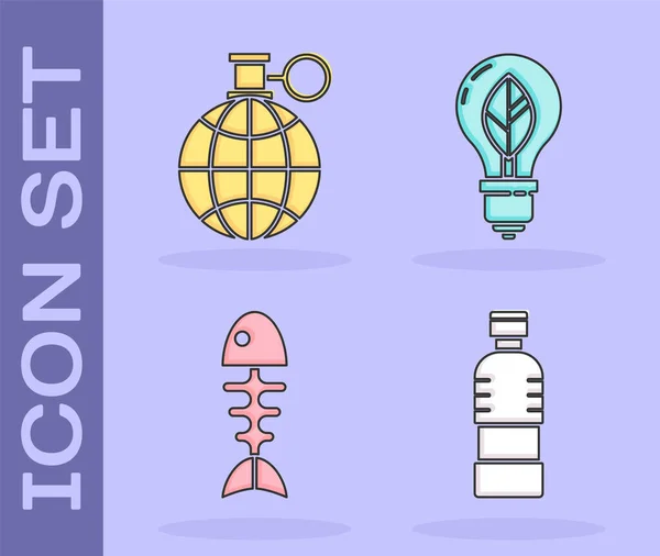 Set Botella de agua, Planeta Tierra y un reciclaje, Esqueleto de pescado y Bombilla de luz con icono de la hoja. Vector — Archivo Imágenes Vectoriales