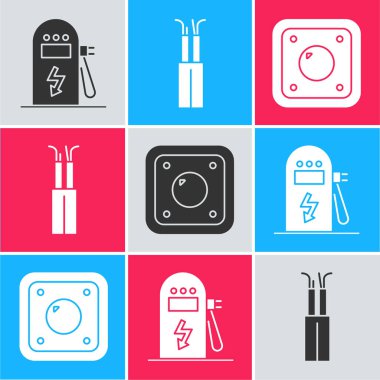 Elektrikli araba şarj istasyonu, elektrik kablosu ve elektrik düğmesi simgesini ayarla. Vektör