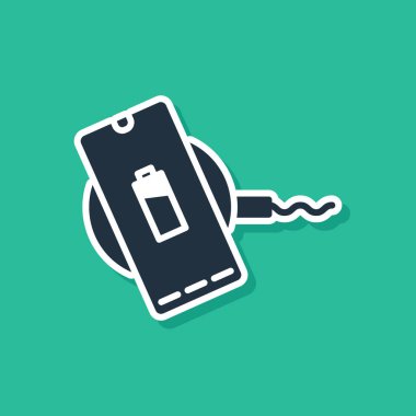 Mavi Akıllı Telefon, yeşil arka planda izole edilmiş kablosuz şarj simgesine yükleniyor. Şarj pedi şarj ediliyor. Vektör İllüstrasyonu
