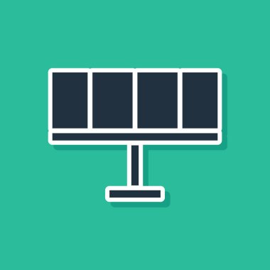 Mavi Güneş enerjisi simgesi yeşil arkaplanda izole edildi. Vektör İllüstrasyonu