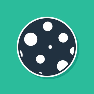 Mavi Ay simgesi yeşil arkaplanda izole edildi. Vektör İllüstrasyonu