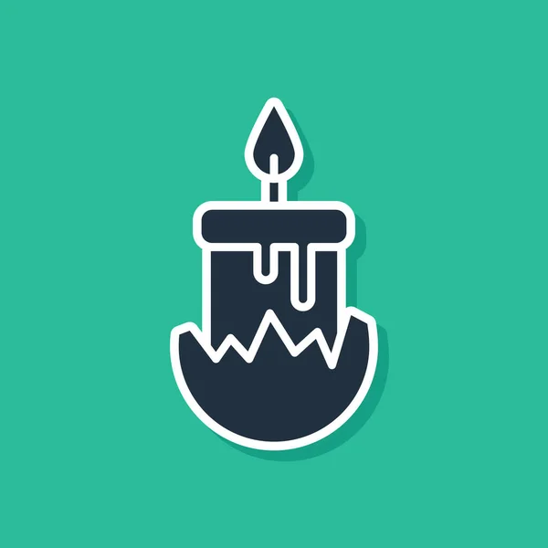 Azul Vela ardiente en el icono del candelero aislado sobre fondo verde. Vara cilíndrica con llama ardiente. Ilustración vectorial — Archivo Imágenes Vectoriales