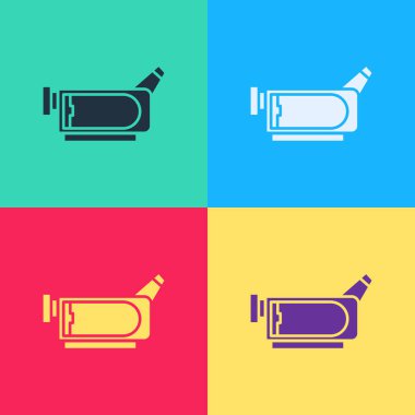 Pop Art Cinema kamera simgesi renk arkaplanda izole edildi. Video kamera. Film tabelası. Film projektörü. Vektör İllüstrasyonu