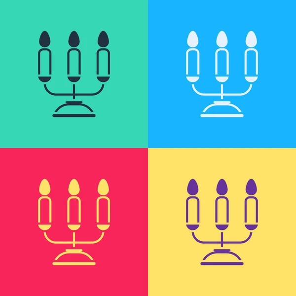 Pop art Candelabrum dengan tiga ikon lilin terisolasi di latar belakang warna. Ilustrasi Vektor - Stok Vektor