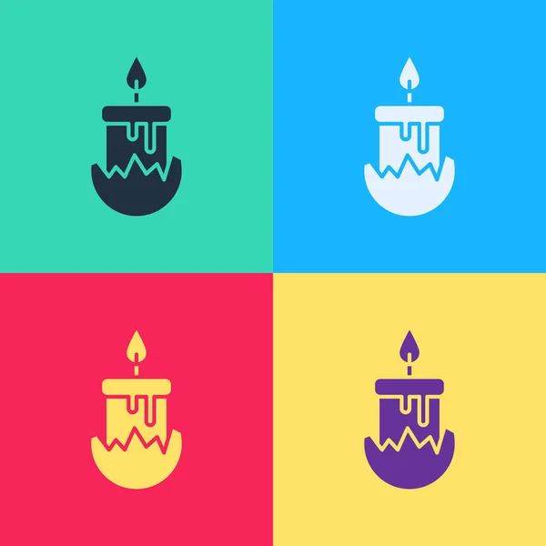 Arte pop Vela ardiente en el icono del candelero aislado en el fondo de color. Vara cilíndrica con llama ardiente. Ilustración vectorial — Vector de stock