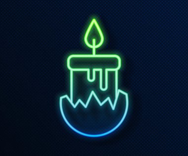 Parlayan neon hattı, mum yakma ikonu mavi arkaplanda izole edilmiş. Silindirik mum çubuğu ve yanan ateş. Vektör İllüstrasyonu