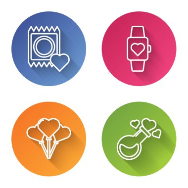 Pakette çizgi prezervatifi, kol saatinde kalbi, kalp şeklinde balonları ve aşk iksiriyle şişeyi ayarlayın. Renkli daire düğmesi. Vektör