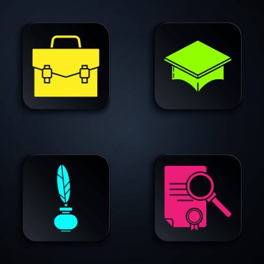 Belgeyi arama, evrak çantası, tüy ve mürekkep hokkası ve mezuniyet şapkası ile ayarla. Siyah kare düğme. Vektör