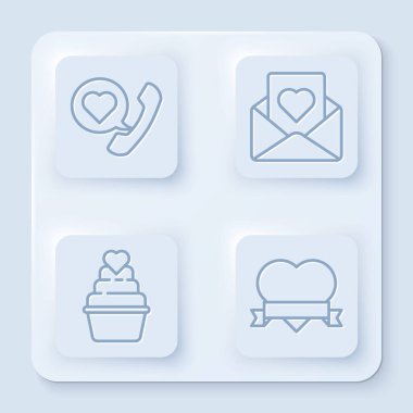 Telefon hattını kalp konuşma baloncuğuyla, zarfı kalple, düğün pastasını kalp ve kurdeleyle ayarla. Beyaz kare düğme. Vektör