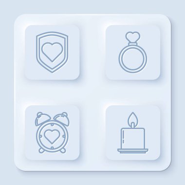 Kalbi kalkanla, alyanslarla, kalbi çalar saatle ve yanan mumla ayarla. Beyaz kare düğme. Vektör