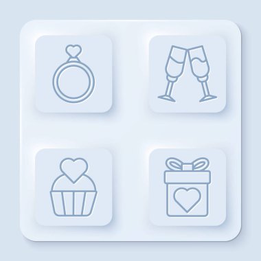 Sabit çizgili alyanslar, bir kadeh şampanya, kalpli düğün pastası ve kalpli hediye kutusu. Beyaz kare düğme. Vektör