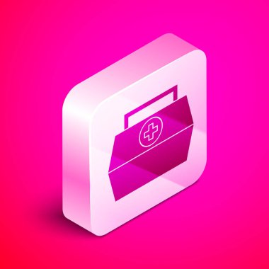 İzometrik İlk yardım çantası simgesi pembe arka plan üzerinde izole. Haçlı tıbbi kutu. Acil durum için tıbbi ekipman. Sağlık konsepti. Gümüş kare düğme. Vektör İllüstrasyonu