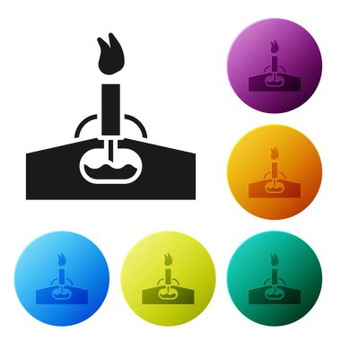 Beyaz arka planda izole edilmiş ateş ikonu olan siyah petrol platformu. Gaz kulesi. Endüstriyel nesne Simgeleri renk daire düğmelerine ayarla. Vektör İllüstrasyonu