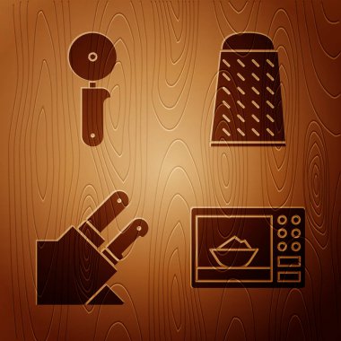 Mikrodalga fırın, pizza bıçağı, bıçak ve Grater 'ı tahta zemine yerleştir. Vektör